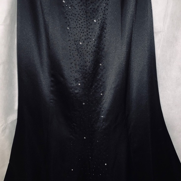 Black halter neckline backless beaded formal dress - Picture 4 of 7